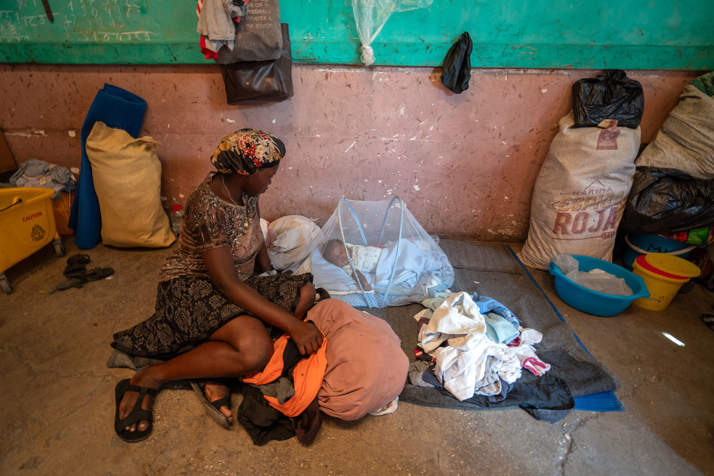 Une mère déplacée s'occupe de son bébé dans une ancienne école du centre-ville de Port-au-Prince, en Haïti.
