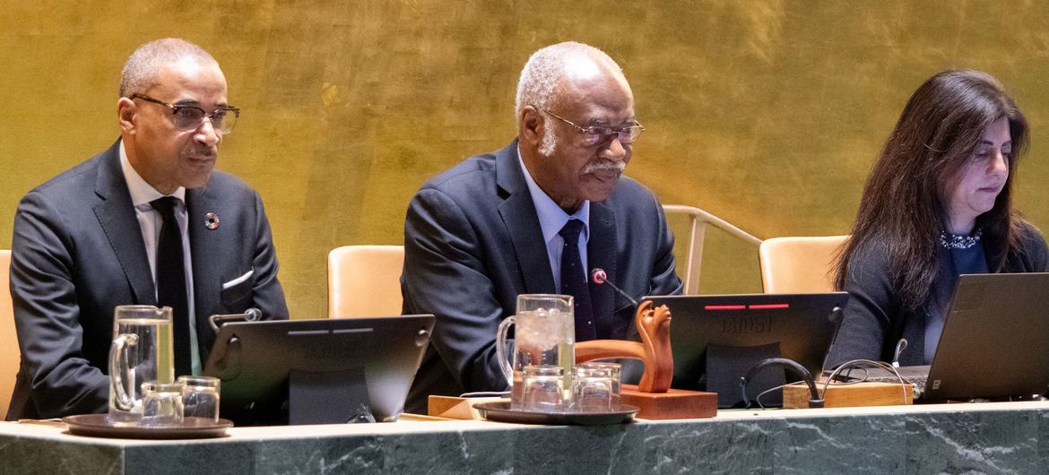 Le Président de l'Assemblée générale des Nations Unies, Philémon Yang (au centre), s'adresse à la réunion commémorative à l'occasion de la Journée internationale pour l'élimination de la discrimination raciale.
