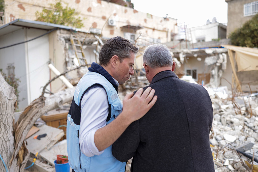 Le chef des secours de l'ONU, Tom Fletcher (à gauche), console un homme dont les biens ont été détruits en Cisjordanie (archive).