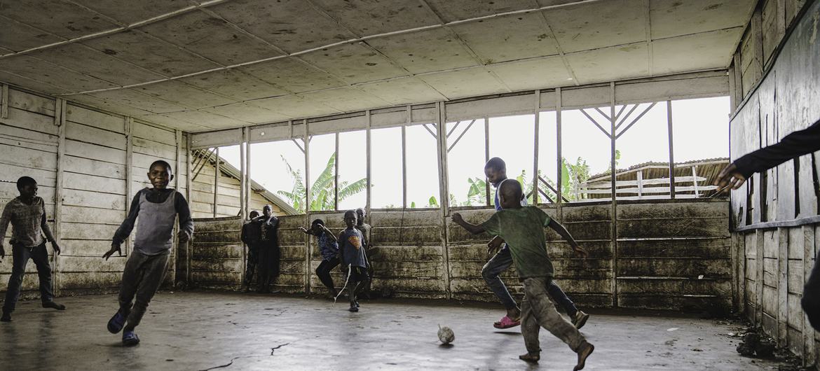 Des enfants jouent au football dans une classe vide de l'école primaire Bulengo, soutenue par l'UNICEF, à Bulengo, près de Goma, Nord-Kivu, RDC, le 10 février 2025.