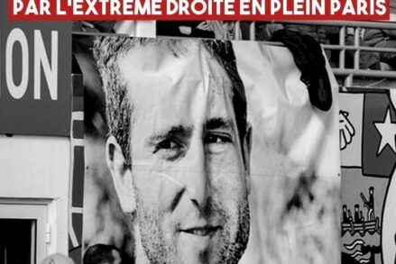 Banderole représentant le portrait de Federico Martín Aramburú, lui rendant hommage dans un stade de rugby après son assassinat par l