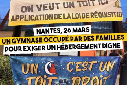 Des banderoles réclamant un toit pour toutes et tous sont placées au gymnase occupé à Nantes.