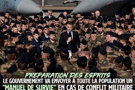 Macron devant des avions de guerre et une foule de militaires en treillis pour présenter le manuel de survie du gouvernement.