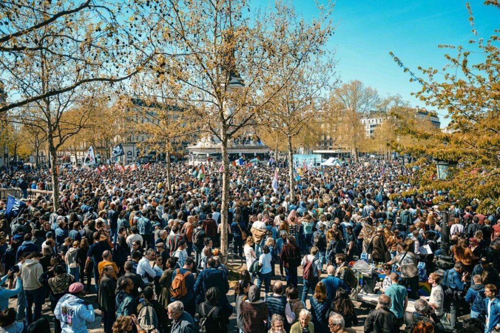 La manifestation de gauche a réuni au moins trois fois plus de personnes que le RN aujourd'hui à Paris.