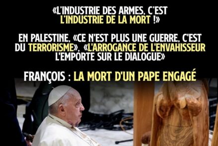 Le Pape François porté près d