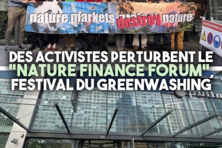 Des activistes bloquant l
