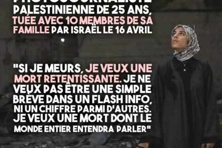 Fatima Hassouna, son appareil photo en main, contemplant les ruines de Gaza.