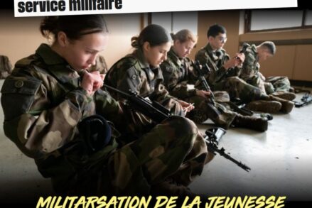 Dans le cadre du SNU, des ados démontent des fusils mitrailleurs, habillés en uniforme de l