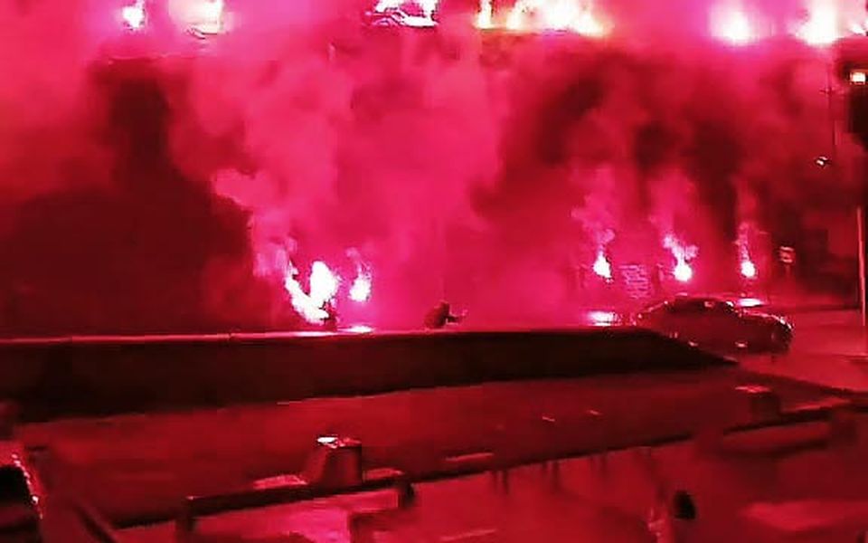 Les fumigènes ont été allumés au cours Dajot, mercredi soir.