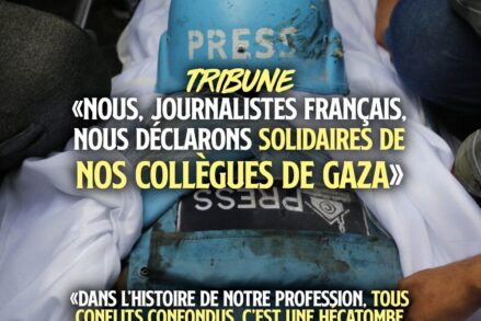Un casque et un gilet bleus indiquant "PRESS" recouvrent le corps d