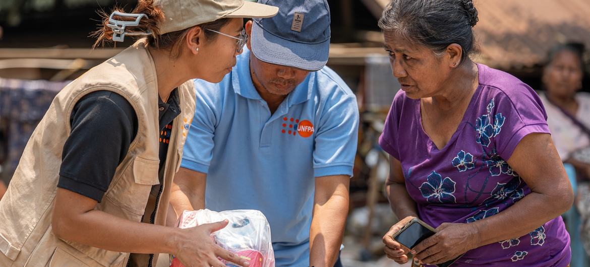 Une femme touchée par le tremblement de terre reçoit des articles de secours, notamment des kits de dignité de l'UNFPA, lors d'une distribution de l'ONU à Sagaing, au Myanmar.