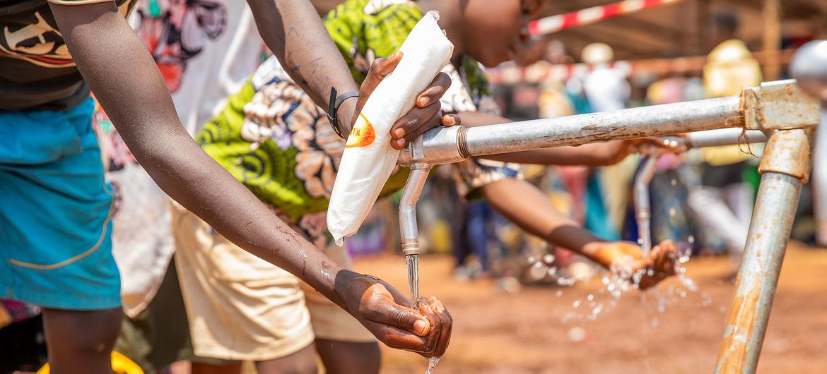 Des personnes ayant fui la violence en RD Congo vers le Burundi utilisent un point d'eau dans un camp de réfugiés de la province de Cibitoke.