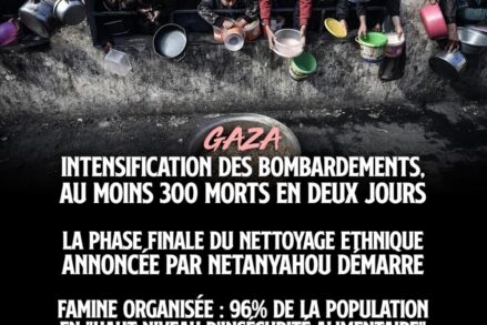 Des gazaouis tendent des gamelles, espérant lutter contre la faim et la soif qui règnent à Gaza.