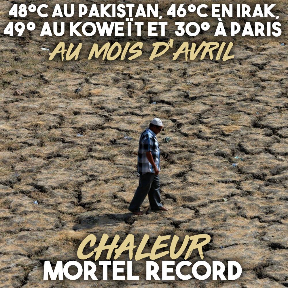 Un homme en chemise marche sur une terre dessechée par un record de chaleur.
