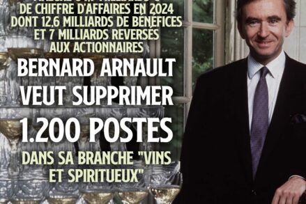 Bernard Arnaud, patron de LVMH, pose à côté d