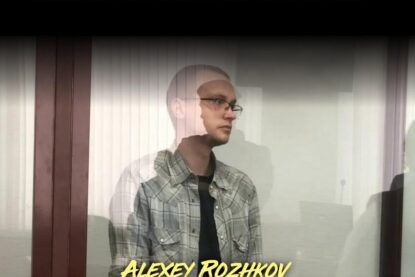 Alexey Rozhkov derrière une vitre sécurisée lors de son procès pour une action antimilitariste en Russie.