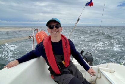 alexandre cornet jea onu sur un bateau dans l'océan