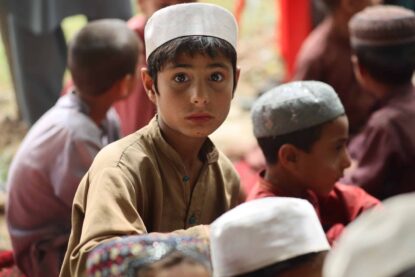 Un enfant afghan. On estime que 23 millions de personnes en Afghanistan, soit plus de la moitié de la population, ont aujourd'hui besoin d'une aide vitale.