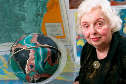 Marie Tharp en juillet 2001 (Photo Bruce Gilbert / Lamont-Doherty Earth Observatory and the estate of Marie Tharp)