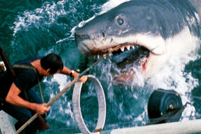 Image du film montrant le requin attaquant le bateau et le héros Martin Brody (Jaws, de S. Spielberg, 1975) © Universal - Zanuck-Brown / Collection ChristopheL
