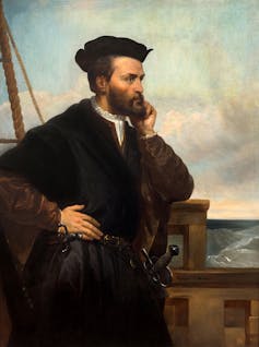 Portrait d’un homme barbu aux cheveux foncés sur un bateau