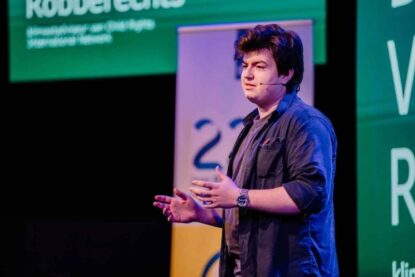 Benjamin Van Bunderen Robberechts parle à un évènement.