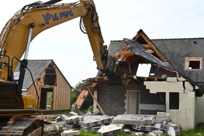 Face au recul du trait de côte, plusieurs maisons de la commune de Treffiagat (Finistère), ont été démolies après avoir été rachetées par la communauté de communes du Pays bigouden sud. À cause de l’érosion et des tempêtes, la dune de Léhan s’effondre.