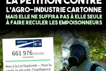 Un agriculteur en combinaison et masque à gaz déverse des produits chimiques : c