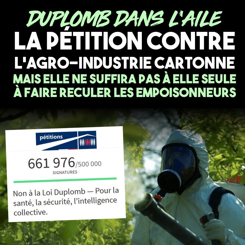 Un agriculteur en combinaison et masque à gaz déverse des produits chimiques : c