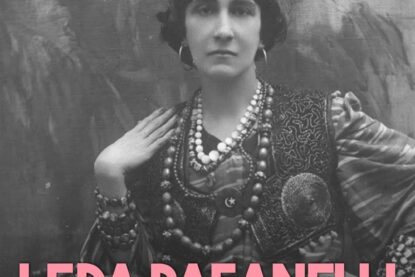 Leda Rafanelli, surnommée la gitane anarchiste, pose en photo.