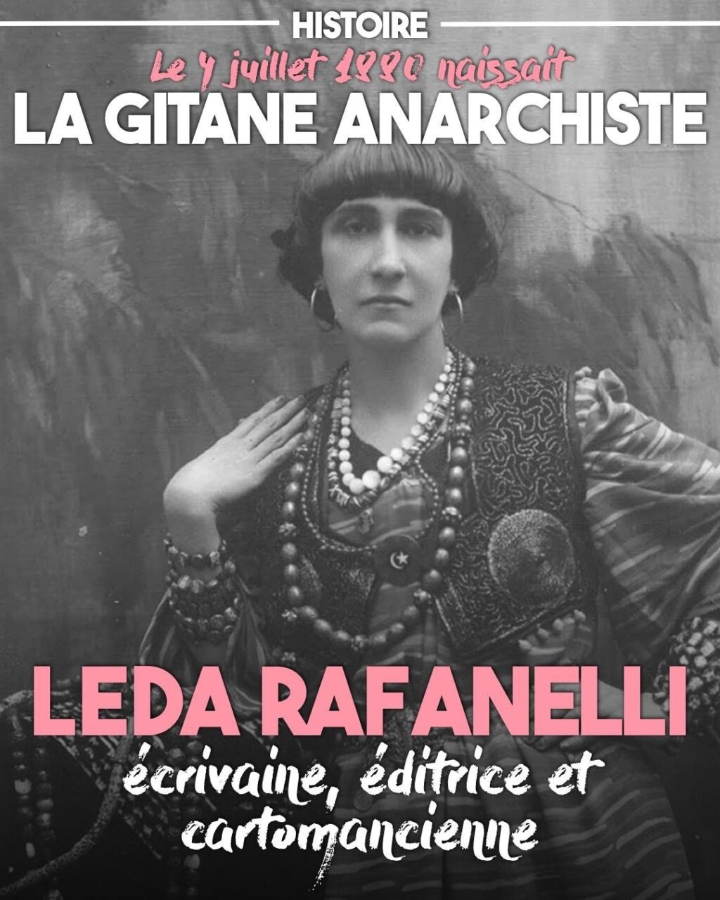 Leda Rafanelli, surnommée la gitane anarchiste, pose en photo.