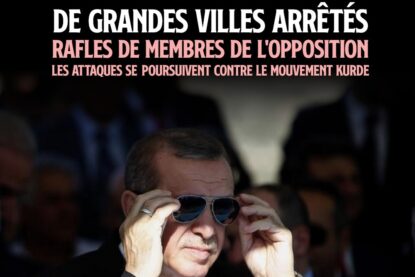Le président turc Recep Tayyip Erdogan ajuste ses lunettes de soleil pendant qu