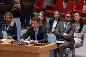 Olivier Maes, représentant permanent du Luxembourg auprès des Nations Unies, s'exprime lors de la réunion du Conseil de sécurité en mai 2024 sur le maintien de la paix et de la sécurité internationale. La réunion portait sur le rôle des femmes et des jeunes. @ UN Photo/Rick Bajornas