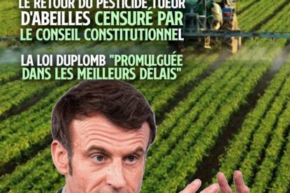 Macron au premier plan, prêt à promulguer la loi Duplomb, devant un tracteur en train d