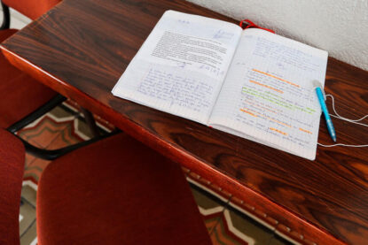 Un cahier de doléances posé sur une table de la mairie de Cagnes-sur-mer, ©Valery Hache/AFP