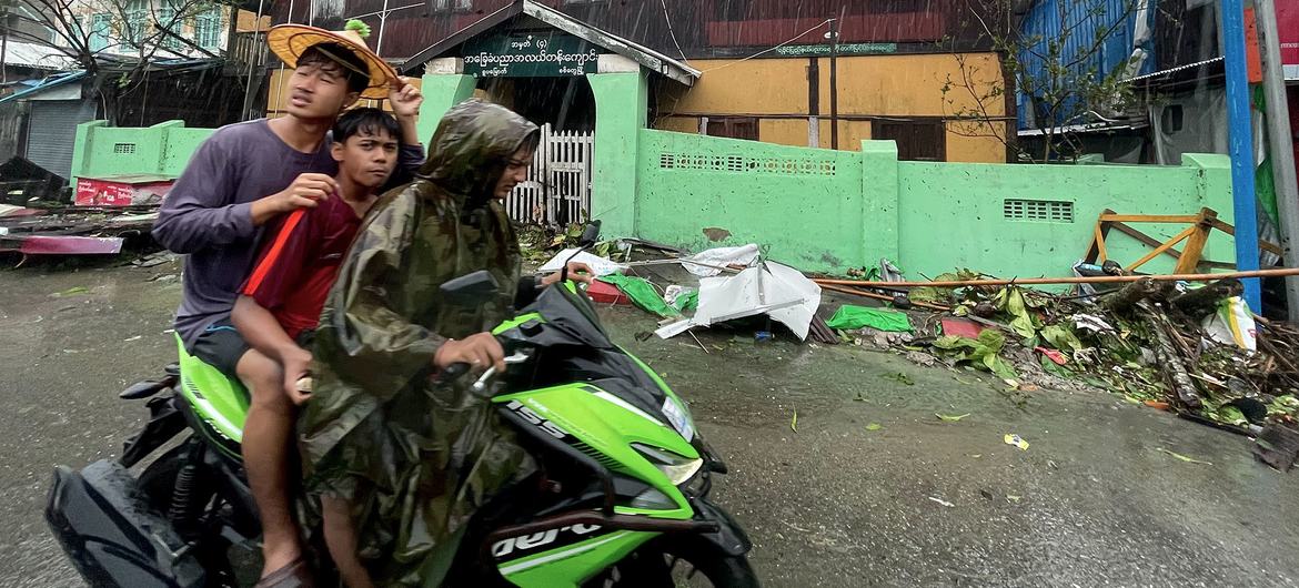 Un motocycliste traverse une ville de l'État de Rakhine, au Myanmar.