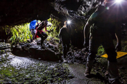 Visite guidée d'un tunnel de lave créé par le piton de la Fournaise