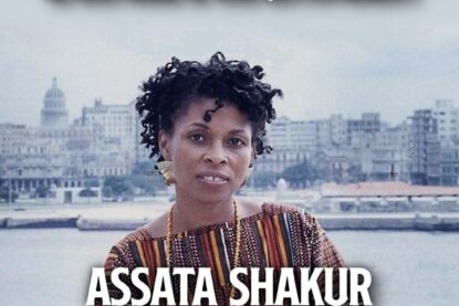 «Personne au monde, personne dans l’histoire n’a jamais obtenu sa liberté en faisant appel au sens moral de ceux qui l’oppriment» disait avec une justesse étincelante Assata Olugbala Shakur, posant ici fièrement en tant que femme, noire, révolutionnaire antiraciste et prolétaire.