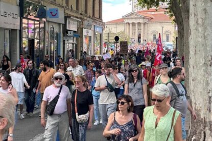 Parmi les manifestants, des personnes de tout âge et beaucoup de jeunes, lycéens et étudiants.