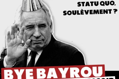 Bayrou fait bye bye avec un petit chapeau en papier.