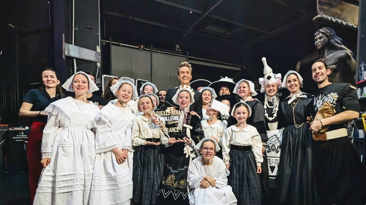 Les jeunes danseurs bretons qui ont participé à l’émission du grand concours des régions autour des danses folkloriques. Ici, ils entourent l’animateur Cyril Féraud.