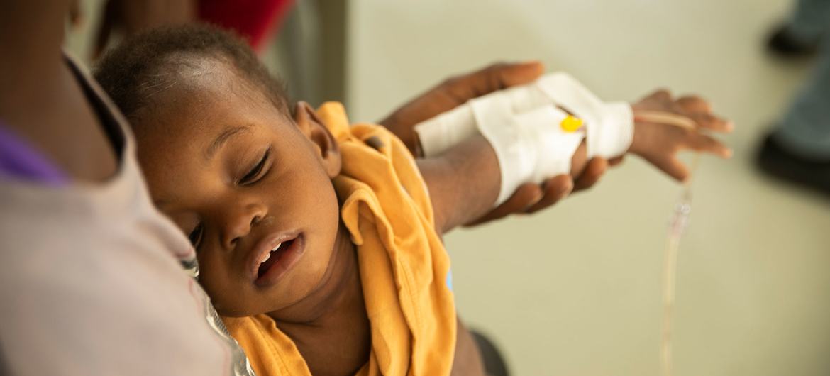 Un enfant affecté par le choléra est soigné dans un hôpital de Port-au-Prince, en Haïti.