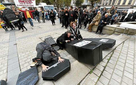 Devant la mairie, Laurane, Sarah et Margot ont formé un chœur de pleureuses plus vrai que nature, se lamentant sur la situation.