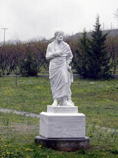 Statue d’Aristote placée près des vestiges du Lycée