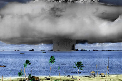 photo colorisée du champignon atomique après l’explosion Baker (atoll de Bikini, en Micronésie, le 25 juillet 1946).