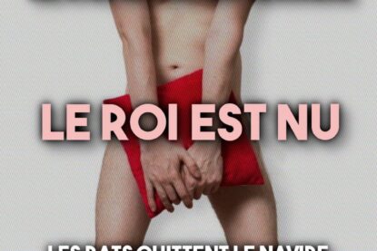 Une personne à poil (comme Macron) se cache derrière un coussin.