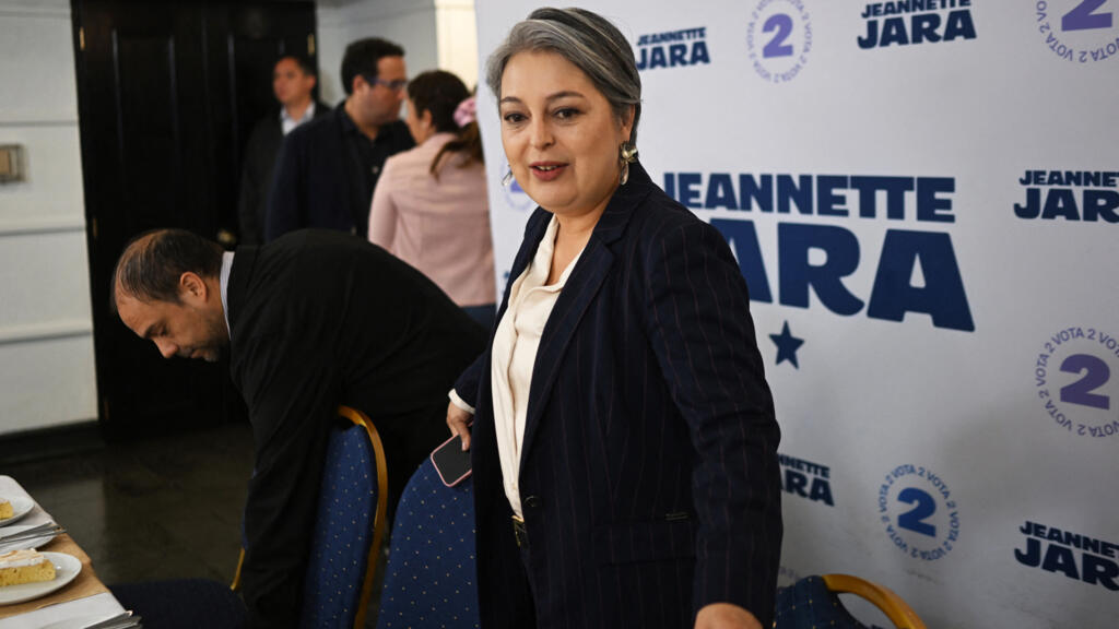 La candidate communiste à la présidence du Chili, Jeannette Jara, lors d'une conférence de presse avec l'Association des correspondants de la presse internationale au Chili (ACPI) à Santiago, le 15 octobre 2025.