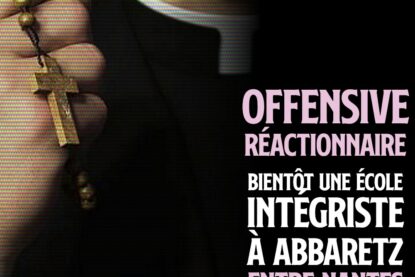 Un curé en soutane tient un chapelet : l