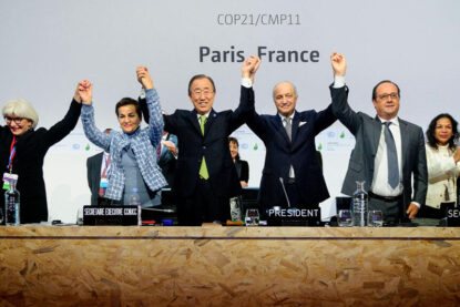 La joie des organisateurs de la cop 21 le 12 décembre 2015