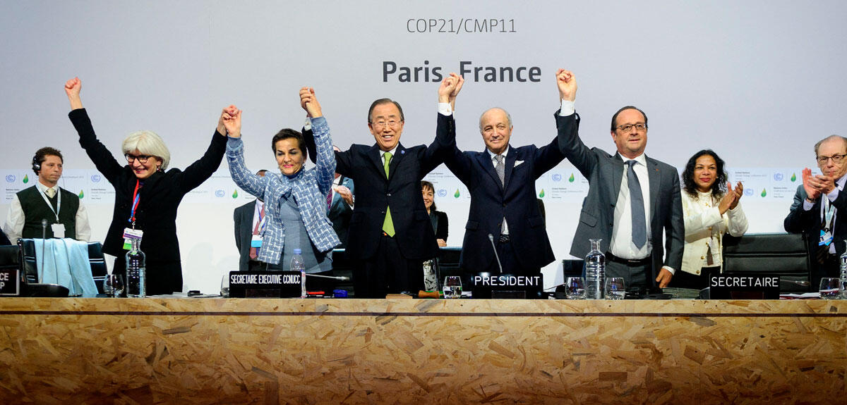 La joie des organisateurs de la cop 21 le 12 décembre 2015